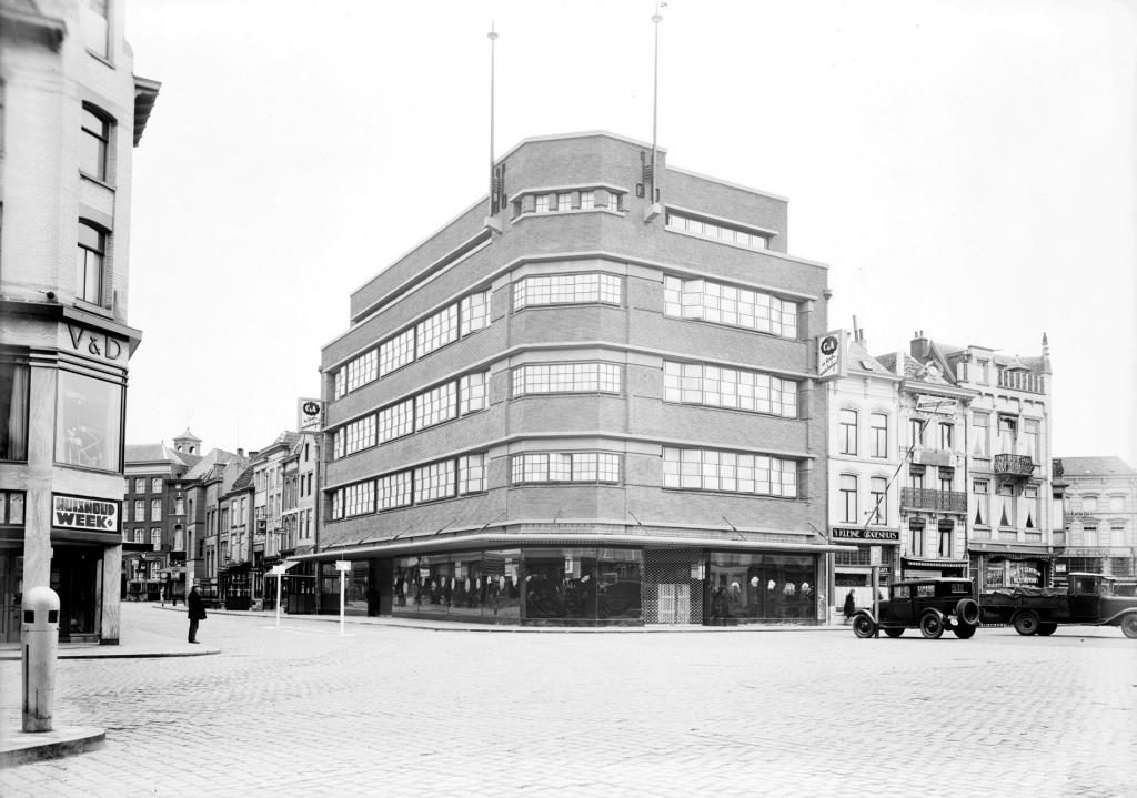 0Nieuwbouw van C & A op de hoek met de Markt. Rechts ervan het Kleine Groenhuis en Café 't Centrum. 016927