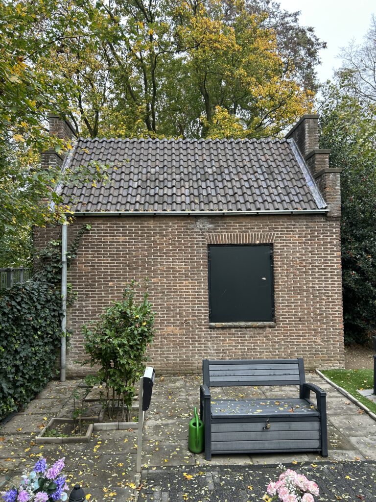 klein stenen gebouwtje met dakpannen